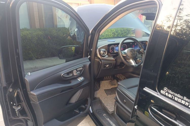 Used Mercedes-Benz V-Class 2024 V 300 Pilot Edition Driver Seat
