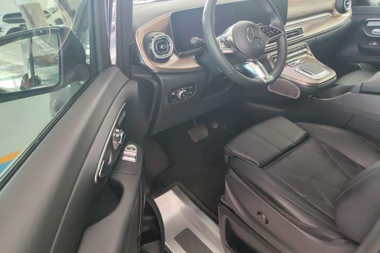 Used Mercedes-Benz V-Class 2024 V 300 Pilot Edition Driver Seat