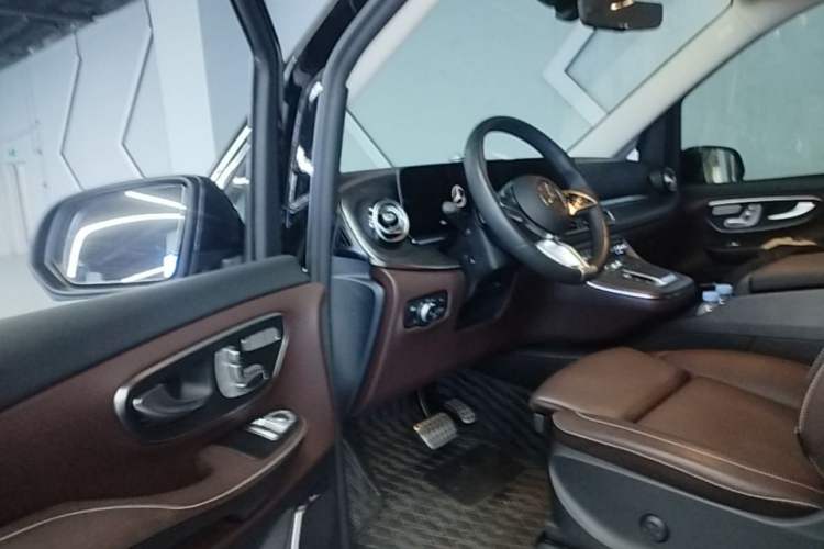 Used Mercedes-Benz V-Class 2024 V 300 L Long Wheelbase Luxury Edition Driver Seat