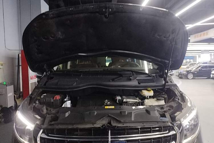 Used Mercedes-Benz V-Class 2024 V 300 L Long Wheelbase Luxury Edition Engine Bay