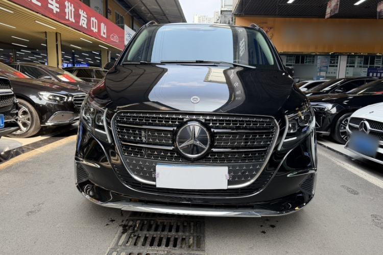 Used Mercedes-Benz V-Class 2024 V 300 Pilot Edition Exterior 3