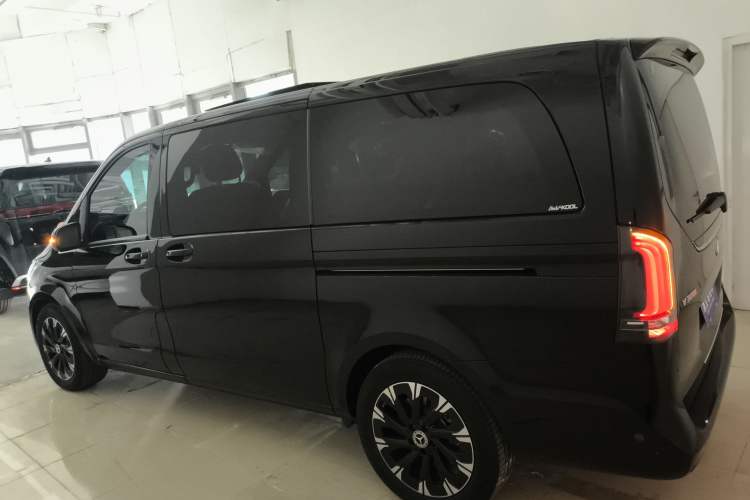 Used Mercedes-Benz V-Class 2024 V 300 Pilot Edition Exterior 3