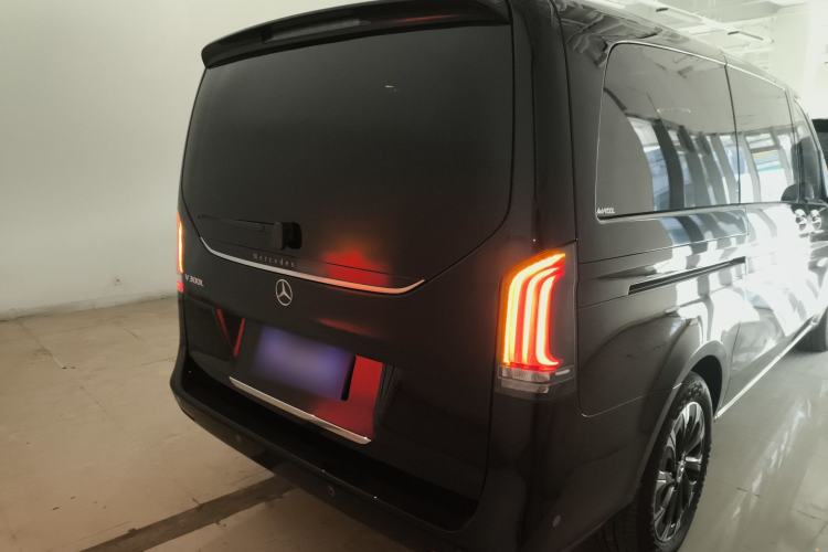 Used Mercedes-Benz V-Class 2024 V 300 Pilot Edition Exterior 4