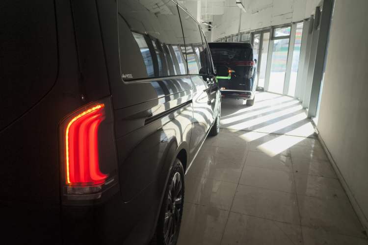 Used Mercedes-Benz V-Class 2024 V 300 Pilot Edition Exterior 6