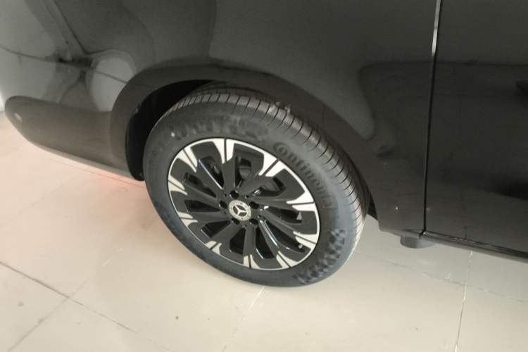 Used Mercedes-Benz V-Class 2024 V 300 Pilot Edition Exterior 8