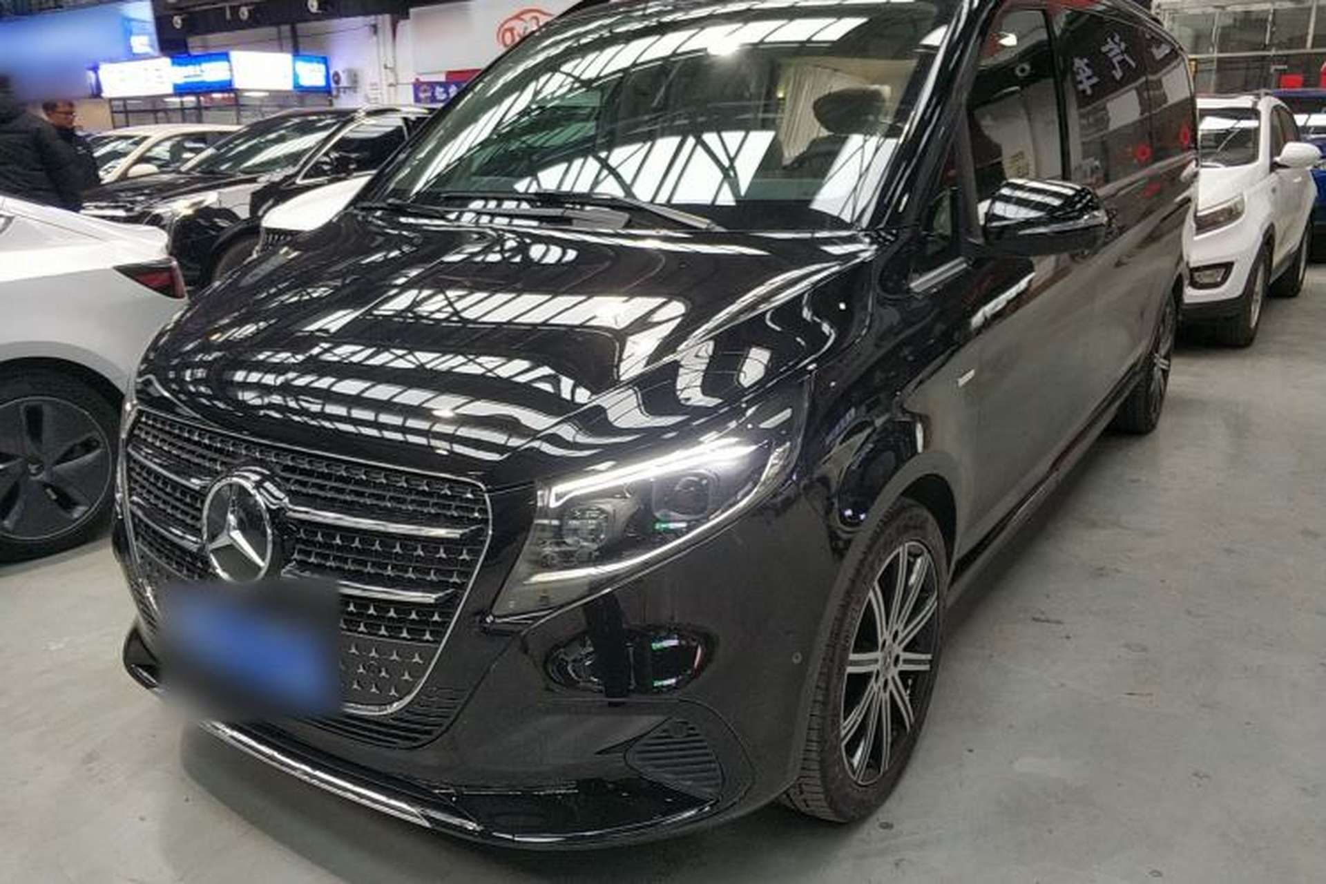 Used Mercedes-Benz V-Class 2024 V 300 L Long Wheelbase Prestige Edition Front Left 45 Deg