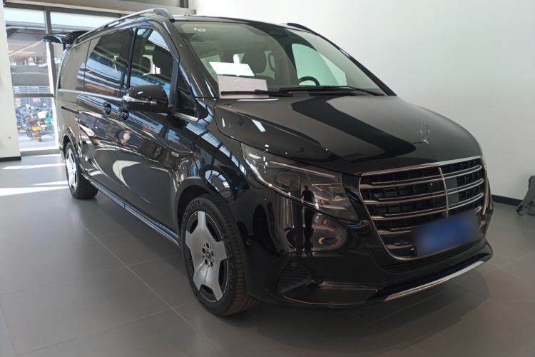 Used Mercedes-Benz V-Class 2024 V 300 L Long Wheelbase Luxury Edition Front Right 45 Deg