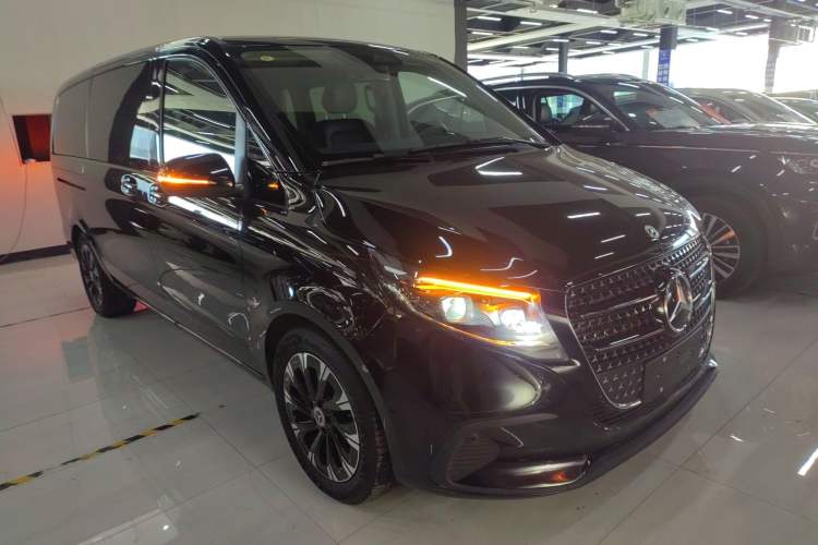 Used Mercedes-Benz V-Class 2024 V 300 Pilot Edition Front Right 45 Deg