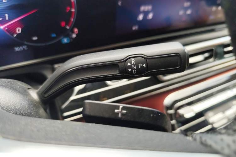 Used Mercedes-Benz V-Class 2024 V 300 Pilot Edition Gear Lever