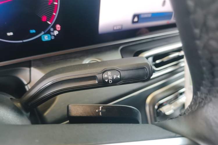 Used Mercedes-Benz V-Class 2024 V 300 L Long Wheelbase Luxury Edition Gear Lever