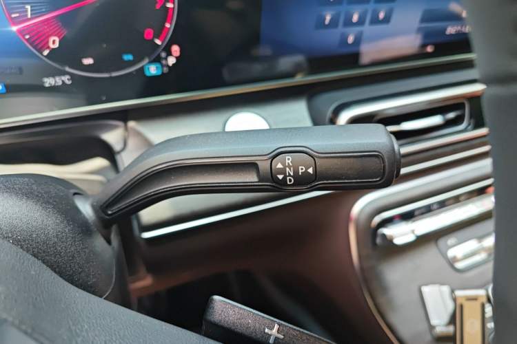 Used Mercedes-Benz V-Class 2024 V 300 L Long Wheelbase Luxury Edition Gear Lever
