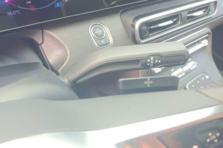 Used Mercedes-Benz V-Class 2024 V 300 L Long Wheelbase Prestige Edition Gear Lever