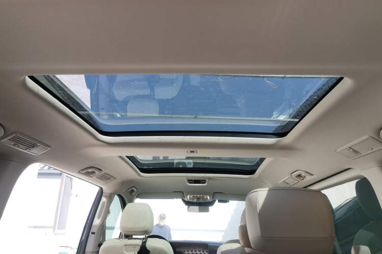 Used Mercedes-Benz V-Class 2024 V 300 Pilot Edition Headliner