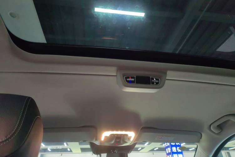 Used Mercedes-Benz V-Class 2024 V 300 Pilot Edition Headliner