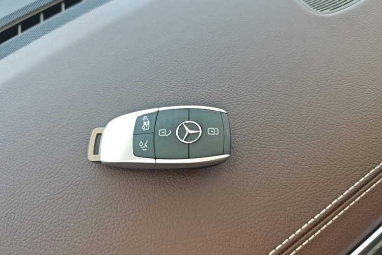Used Mercedes-Benz V-Class 2024 V 300 L Long Wheelbase Luxury Edition Interior 1