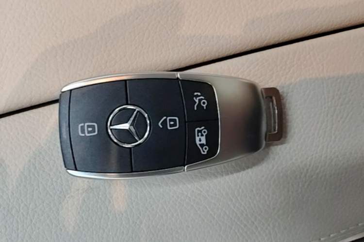 Used Mercedes-Benz V-Class 2024 V 300 L Long Wheelbase Luxury Edition Interior 1