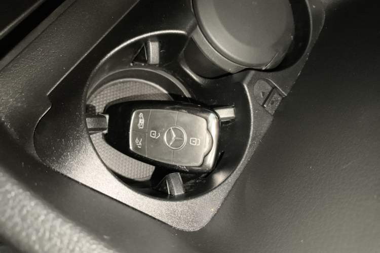 Used Mercedes-Benz V-Class 2024 V 300 Pilot Edition Interior 1
