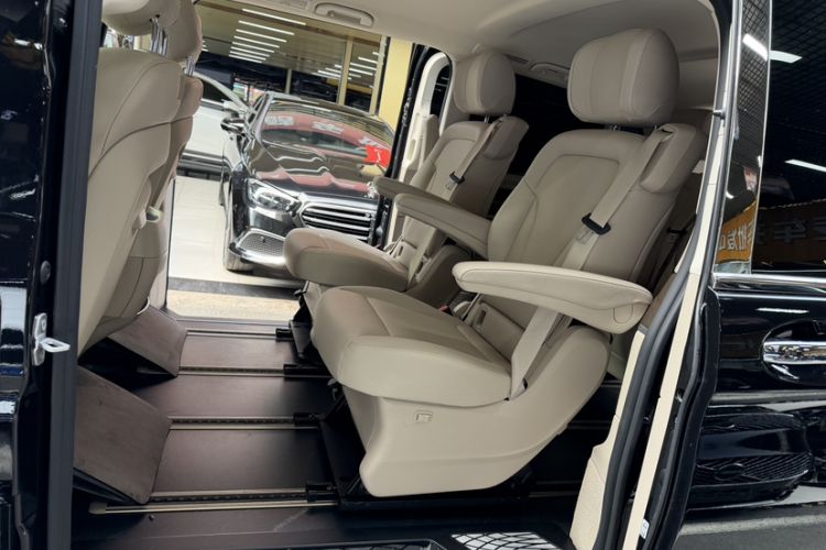 Used Mercedes-Benz V-Class 2024 V 300 Pilot Edition Interior 10