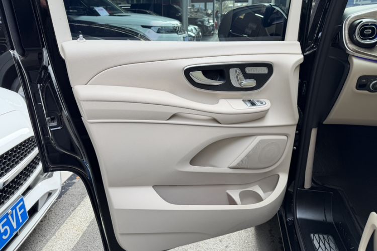 Used Mercedes-Benz V-Class 2024 V 300 Pilot Edition Interior 11