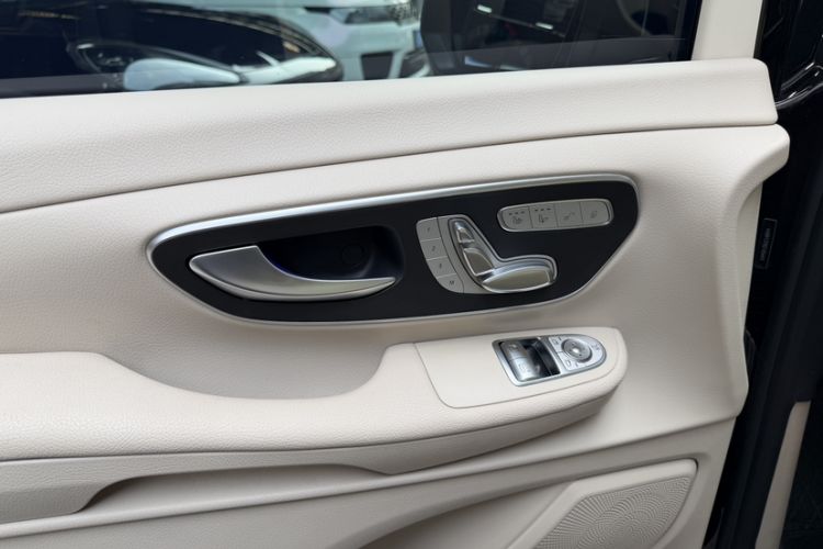 Used Mercedes-Benz V-Class 2024 V 300 Pilot Edition Interior 12