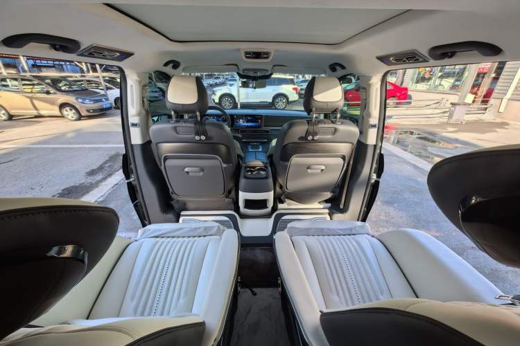 Used Mercedes-Benz V-Class 2024 V 300 L Long Wheelbase Prestige Edition Interior 2
