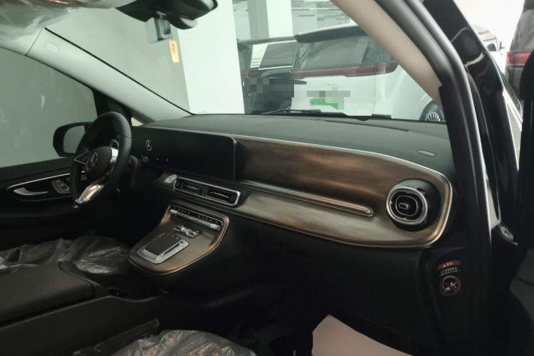 Used Mercedes-Benz V-Class 2024 V 300 Pilot Edition Interior 2