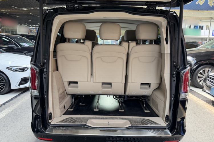 Used Mercedes-Benz V-Class 2024 V 300 Pilot Edition Interior 3