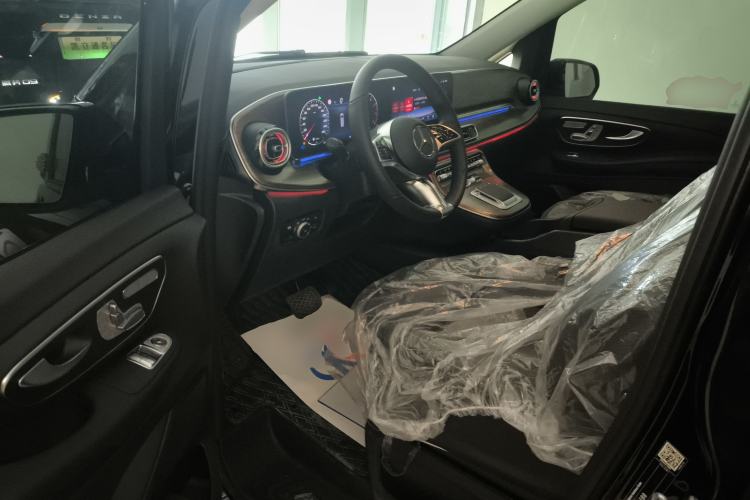 Used Mercedes-Benz V-Class 2024 V 300 Pilot Edition Interior 3