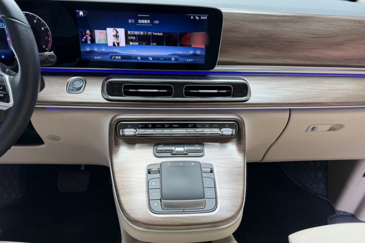 Used Mercedes-Benz V-Class 2024 V 300 Pilot Edition Interior 4