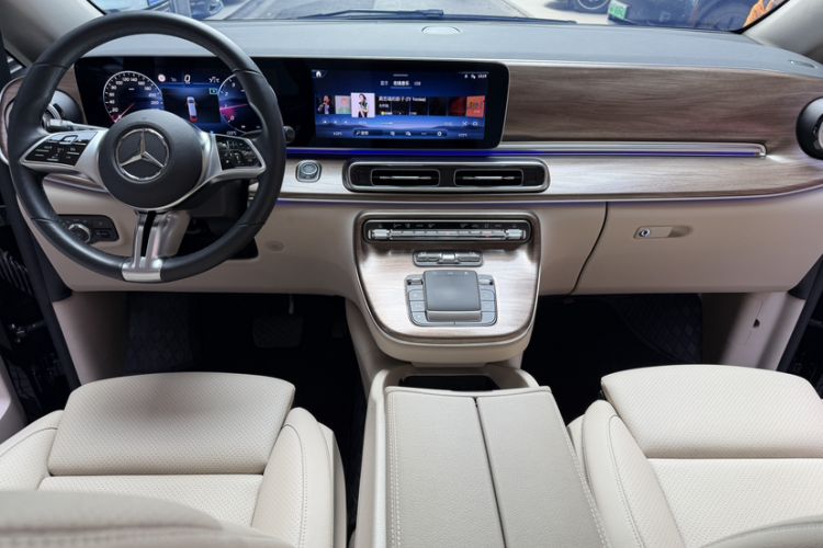 Used Mercedes-Benz V-Class 2024 V 300 Pilot Edition Interior 5