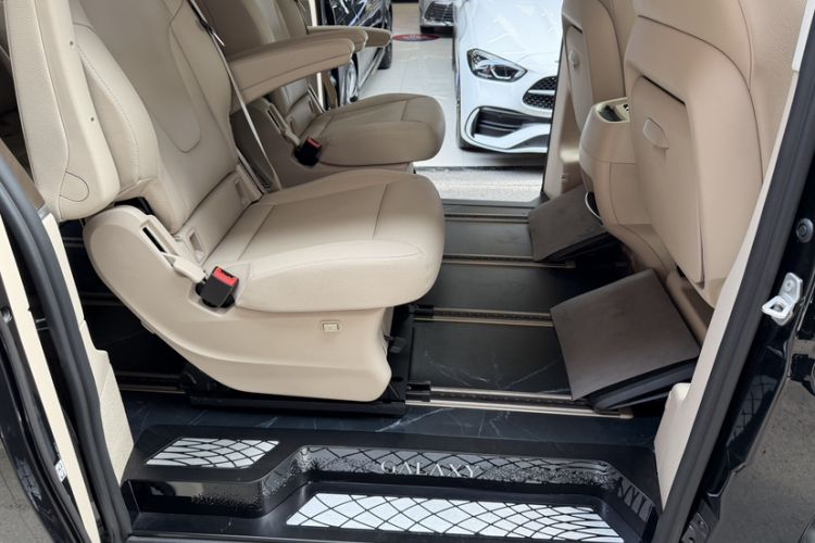 Used Mercedes-Benz V-Class 2024 V 300 Pilot Edition Interior 6