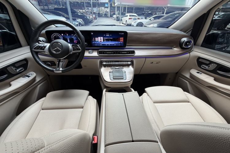 Used Mercedes-Benz V-Class 2024 V 300 Pilot Edition Interior 7