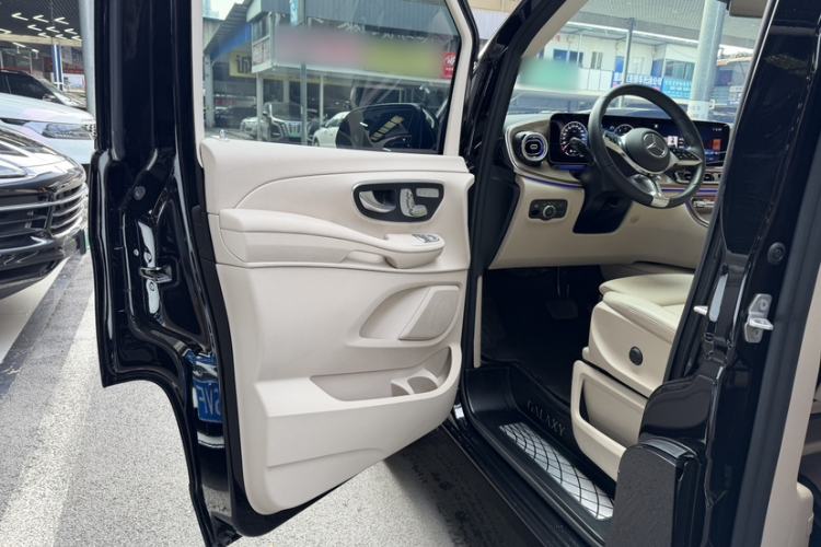 Used Mercedes-Benz V-Class 2024 V 300 Pilot Edition Interior 8