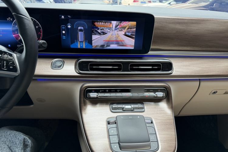 Used Mercedes-Benz V-Class 2024 V 300 Pilot Edition Interior 9