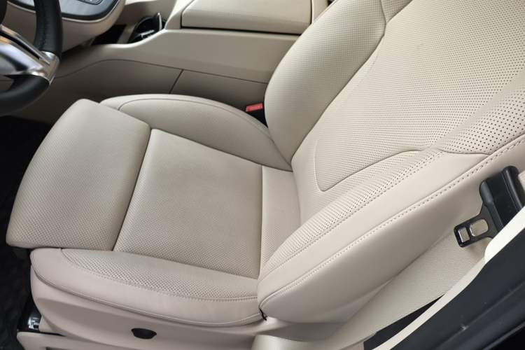 Used Mercedes-Benz V-Class 2024 V 300 L Long Wheelbase Luxury Edition Left Front Seat