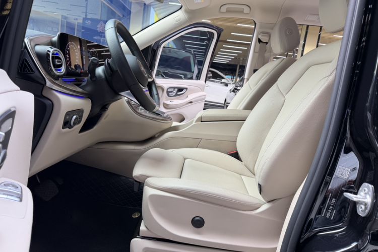 Used Mercedes-Benz V-Class 2024 V 300 Pilot Edition Left Front Seat