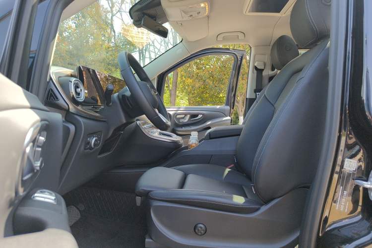 Used Mercedes-Benz V-Class 2024 V 300 Pilot Edition Left Front Seat