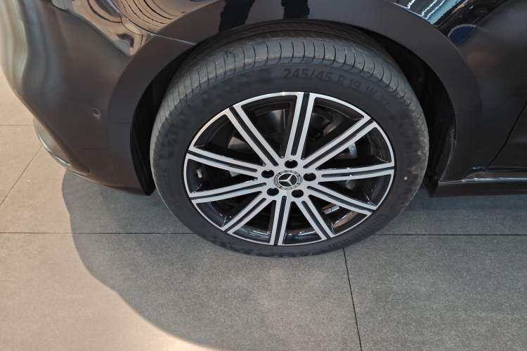 Used Mercedes-Benz V-Class 2024 V 300 L Long Wheelbase Prestige Edition Left Front Wheel Hub