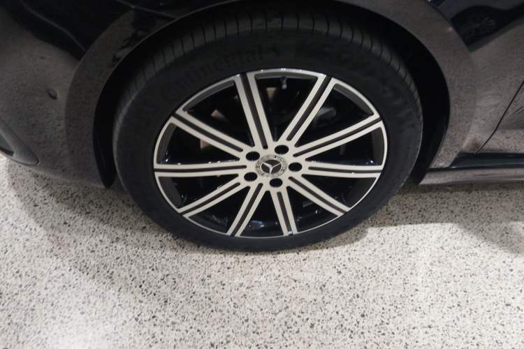 Used Mercedes-Benz V-Class 2024 V 300 L Long Wheelbase Prestige Edition Left Front Wheel Hub