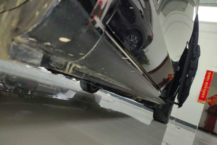 Used Mercedes-Benz V-Class 2024 V 300 Pilot Edition Left Side Sill