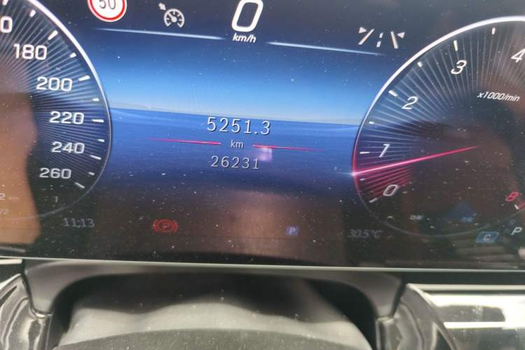 Used Mercedes-Benz V-Class 2024 V 300 Pilot Edition Odometer Close Up