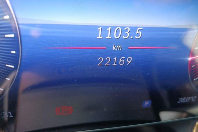 Used Mercedes-Benz V-Class 2024 V 300 Pilot Edition Odometer Close Up