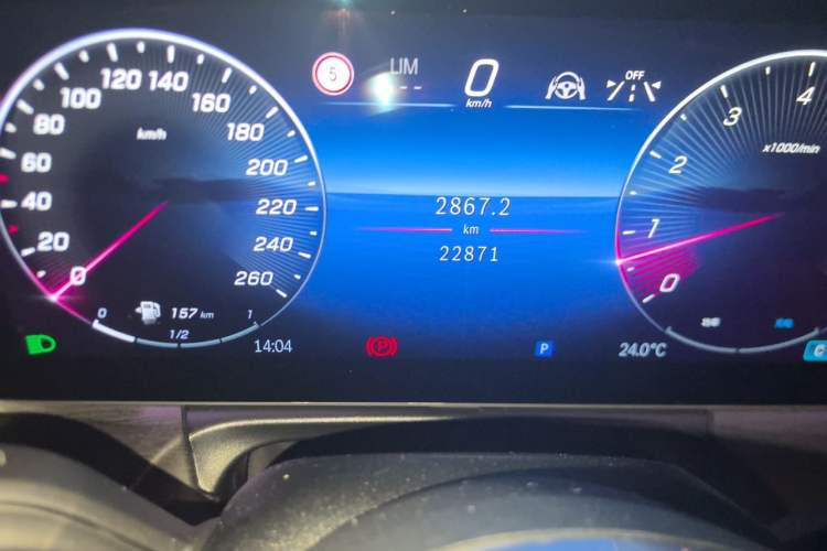 Used Mercedes-Benz V-Class 2024 V 300 L Long Wheelbase Luxury Edition Odometer Close Up