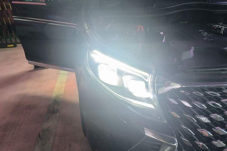 Used Mercedes-Benz V-Class 2024 V 300 L Long Wheelbase Luxury Edition Right Front Headlight