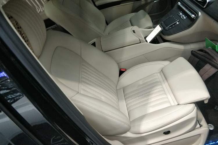 Used Mercedes-Benz V-Class 2024 V 300 L Long Wheelbase Prestige Edition Right Front Seat