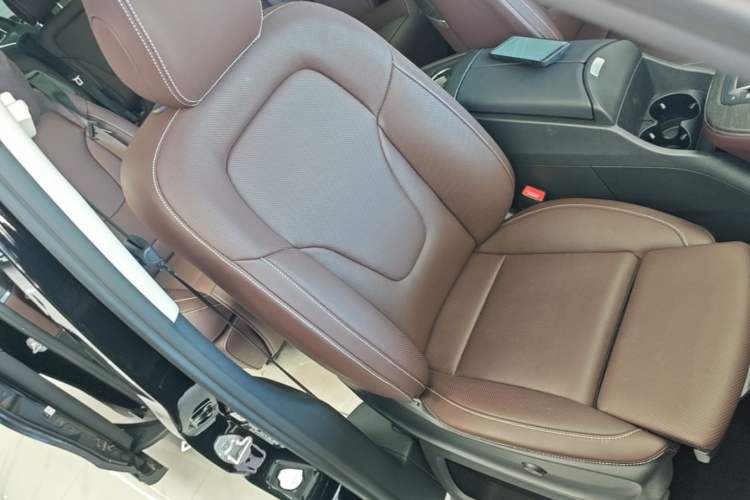 Used Mercedes-Benz V-Class 2024 V 300 L Long Wheelbase Luxury Edition Right Front Seat