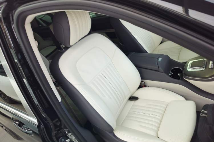 Used Mercedes-Benz V-Class 2024 V 300 L Long Wheelbase Prestige Edition Right Front Seat