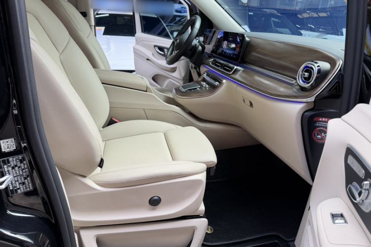 Used Mercedes-Benz V-Class 2024 V 300 Pilot Edition Right Front Seat