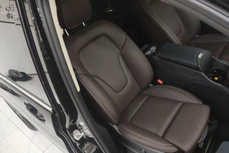 Used Mercedes-Benz V-Class 2024 V 300 Prestige Edition Right Front Seat