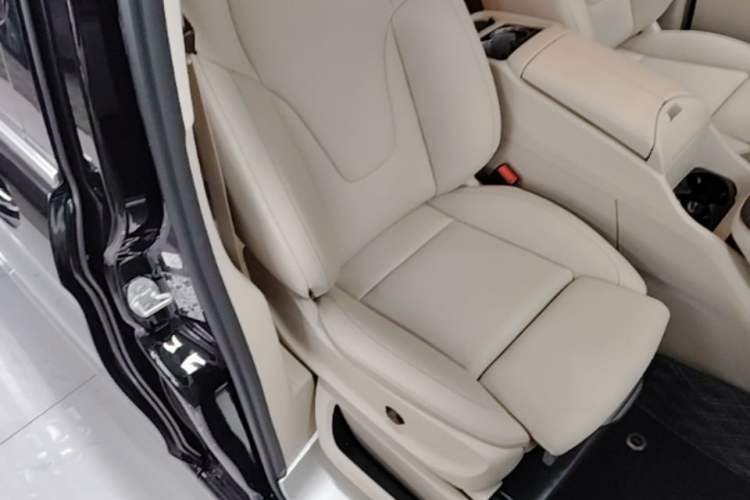 Used Mercedes-Benz V-Class 2024 V 300 L Long Wheelbase Luxury Edition Right Front Seat